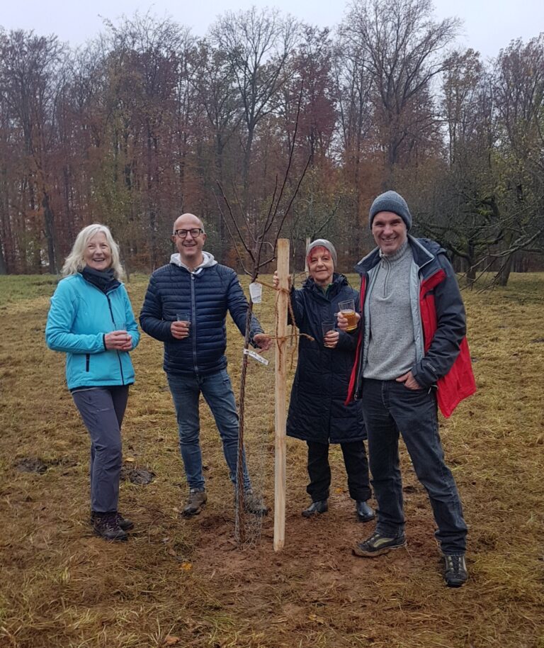 Apfelbäume statt Flyer – Pflanzaktion erfolgreich realisiert
