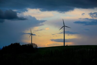 Windräder in der Dämmerung